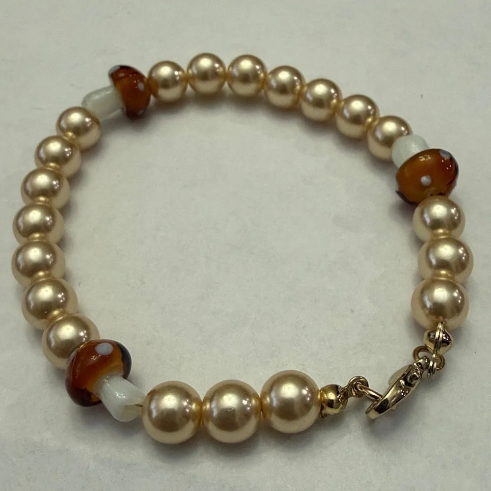 Anthropologie Pearl and Mushroom Beaded Charm Bracelet!!🔥🔥🔥 - Picture 9 of 16